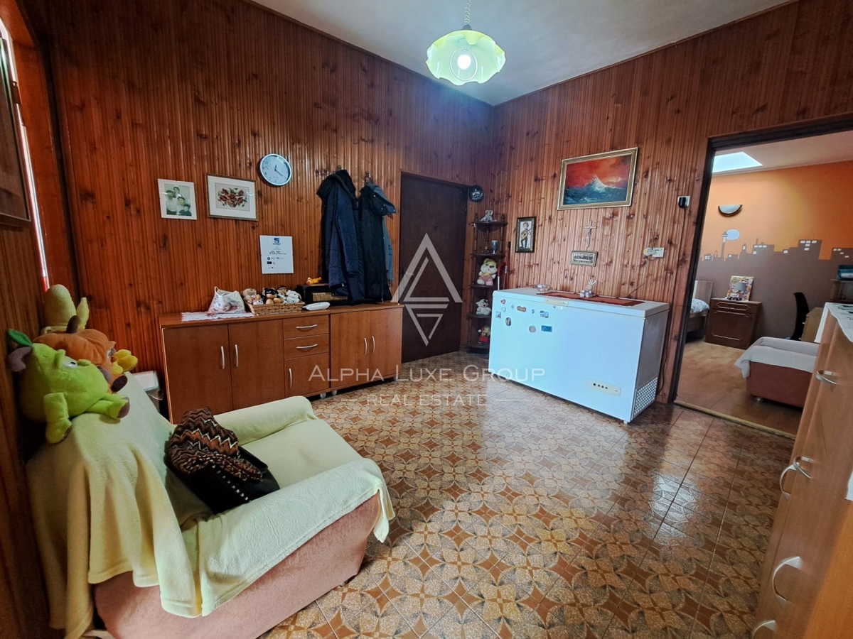 Istria, Buje – casa mista con ristorante e terrazza