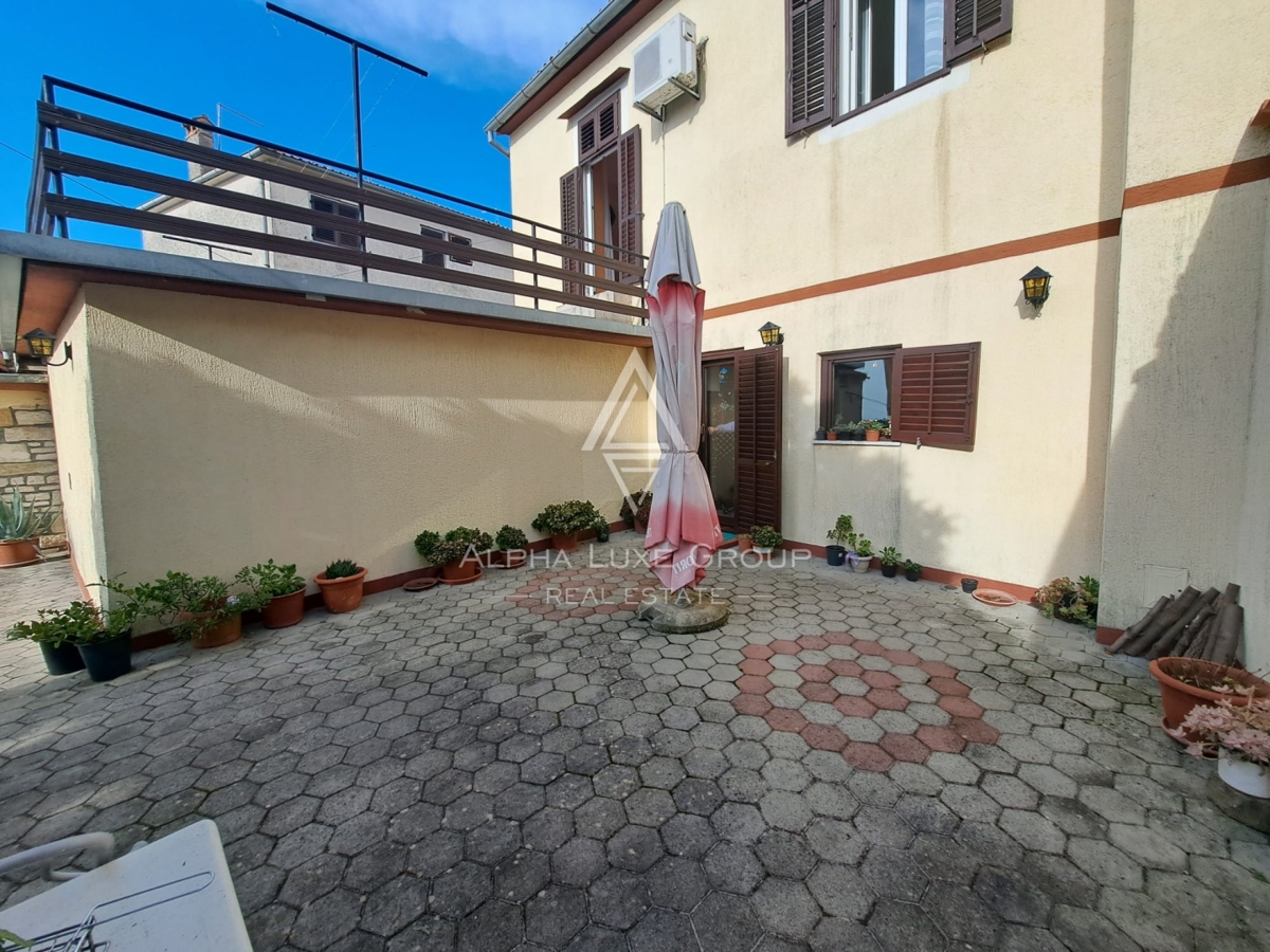 Istria, Buje – casa mista con ristorante e terrazza