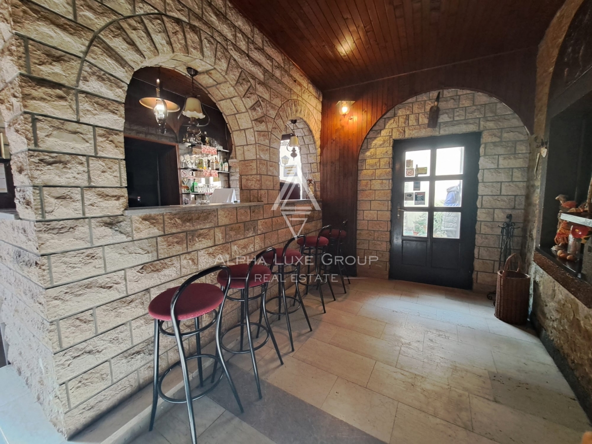 Istria, Buje – casa mista con ristorante e terrazza