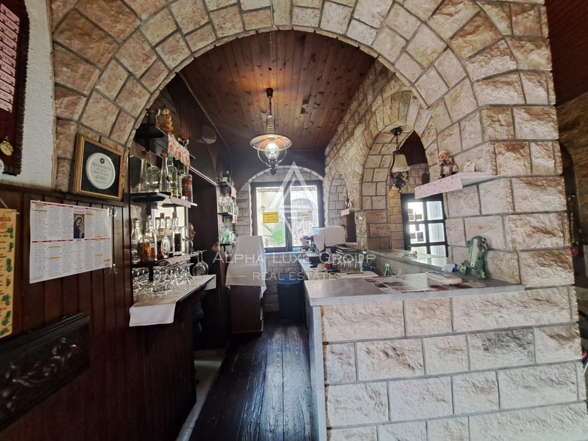 Istria, Buje – casa mista con ristorante e terrazza