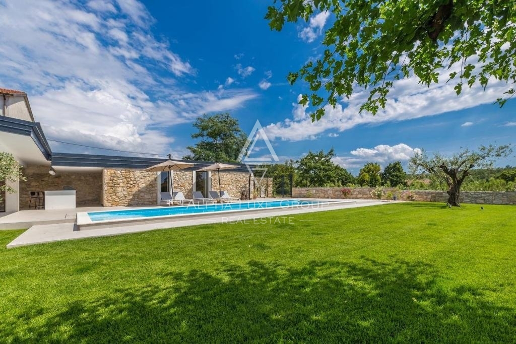 Istria, Brtonigla – Villa in pietra unica con piscina in vendita