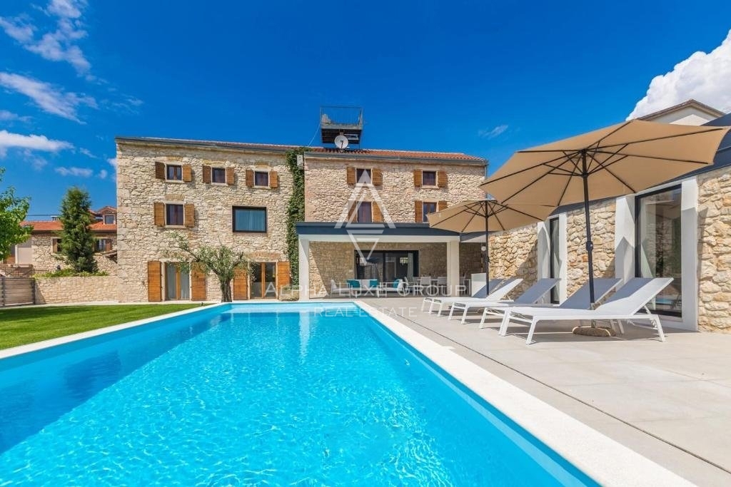Istria, Brtonigla – Villa in pietra unica con piscina in vendita