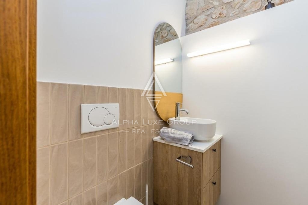 Istria, Brtonigla – Villa in pietra unica con piscina in vendita