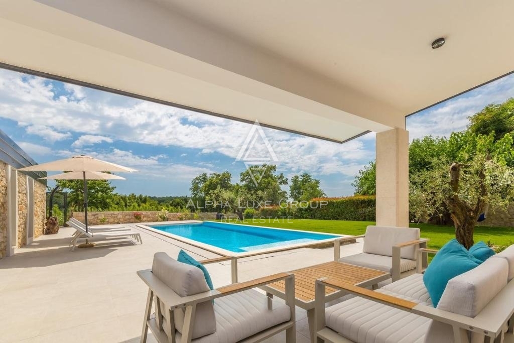 Istria, Brtonigla – Villa in pietra unica con piscina in vendita