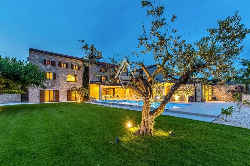 Istria, Brtonigla – Villa in pietra unica con piscina in vendita