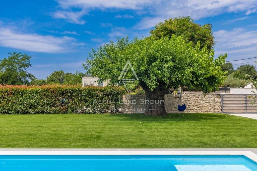 Istria, Brtonigla – Villa in pietra unica con piscina in vendita