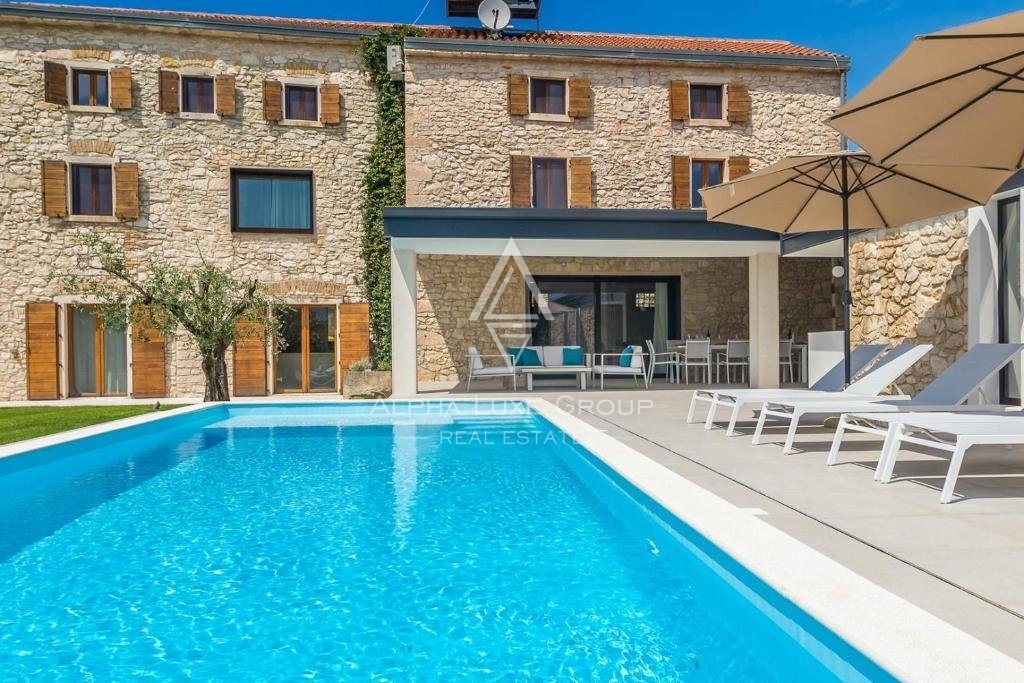 Istria, Brtonigla – Villa in pietra unica con piscina in vendita