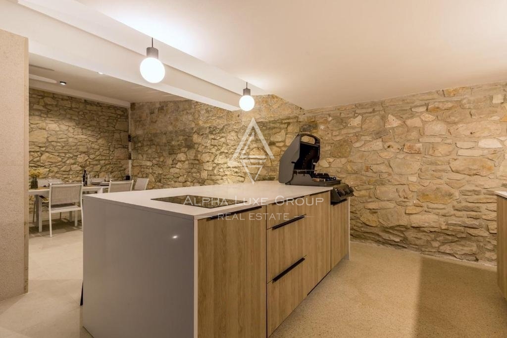 Istria, Brtonigla – Villa in pietra unica con piscina in vendita