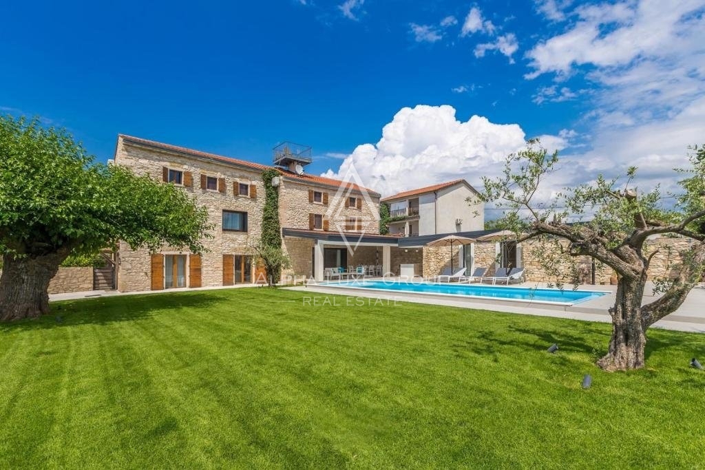 Istria, Brtonigla – Villa in pietra unica con piscina in vendita