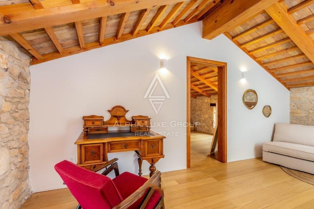 Istria, Brtonigla – Villa in pietra unica con piscina in vendita