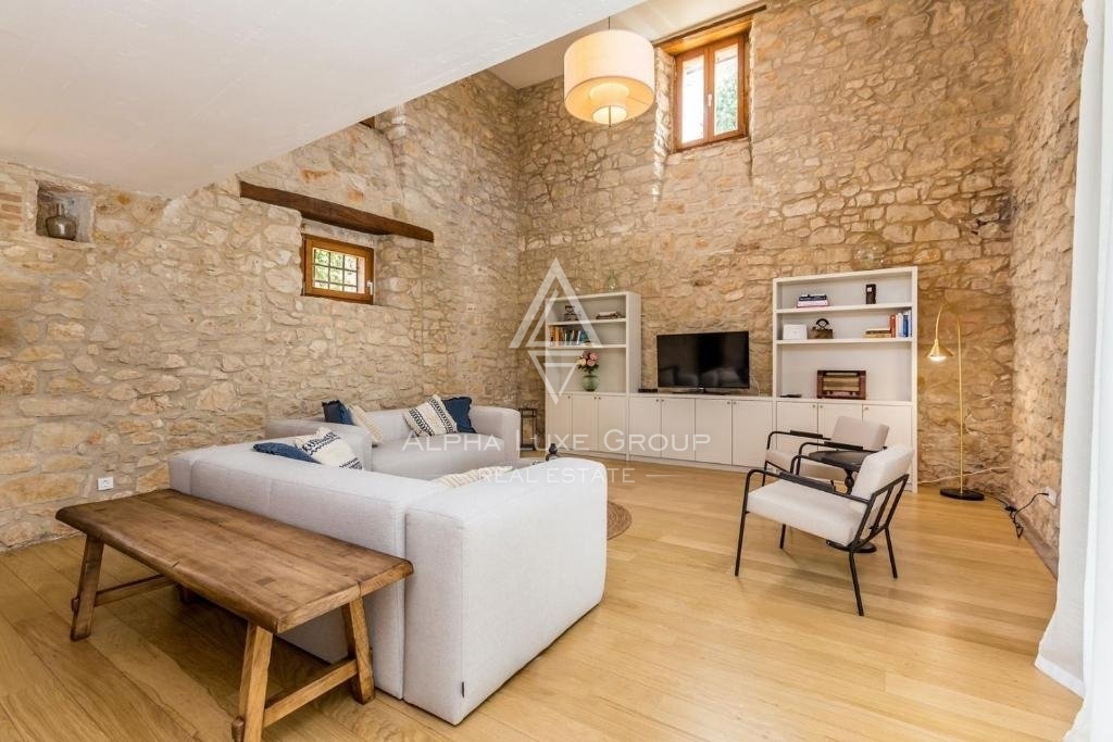 Istria, Brtonigla – Villa in pietra unica con piscina in vendita