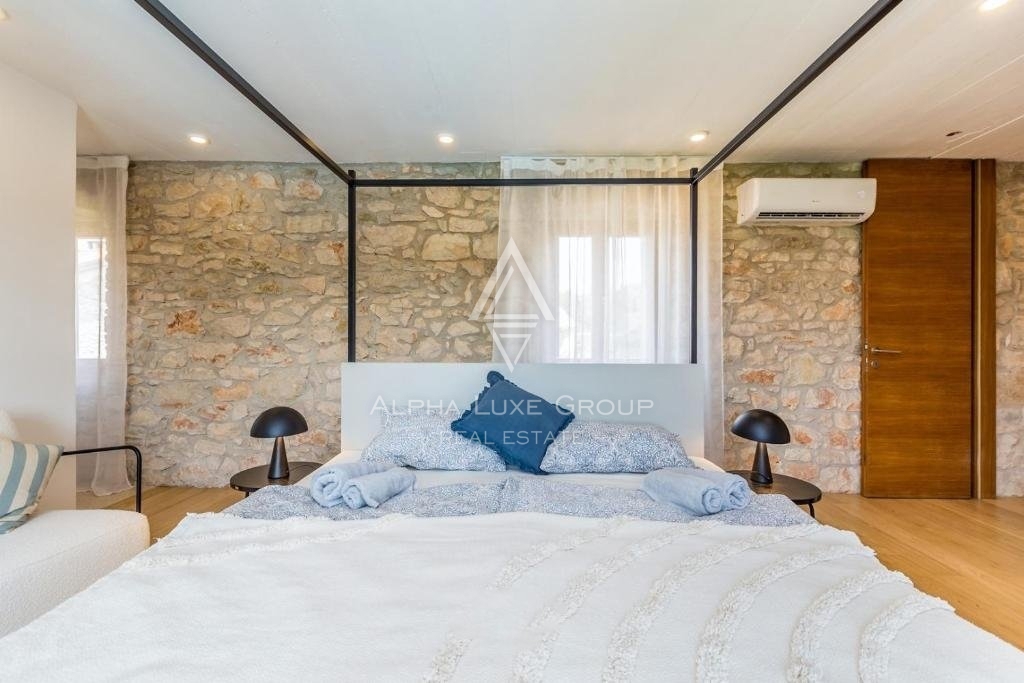 Istria, Brtonigla – Villa in pietra unica con piscina in vendita