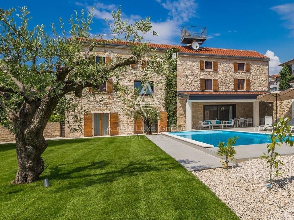 Istria, Brtonigla – Villa in pietra unica con piscina in vendita