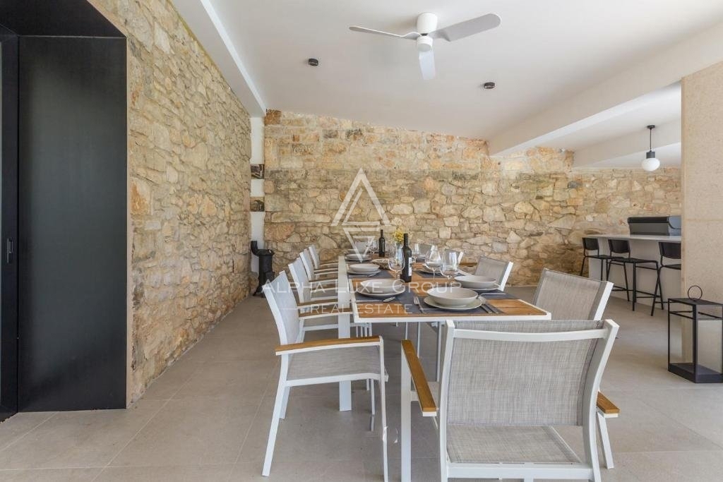 Istria, Brtonigla – Villa in pietra unica con piscina in vendita