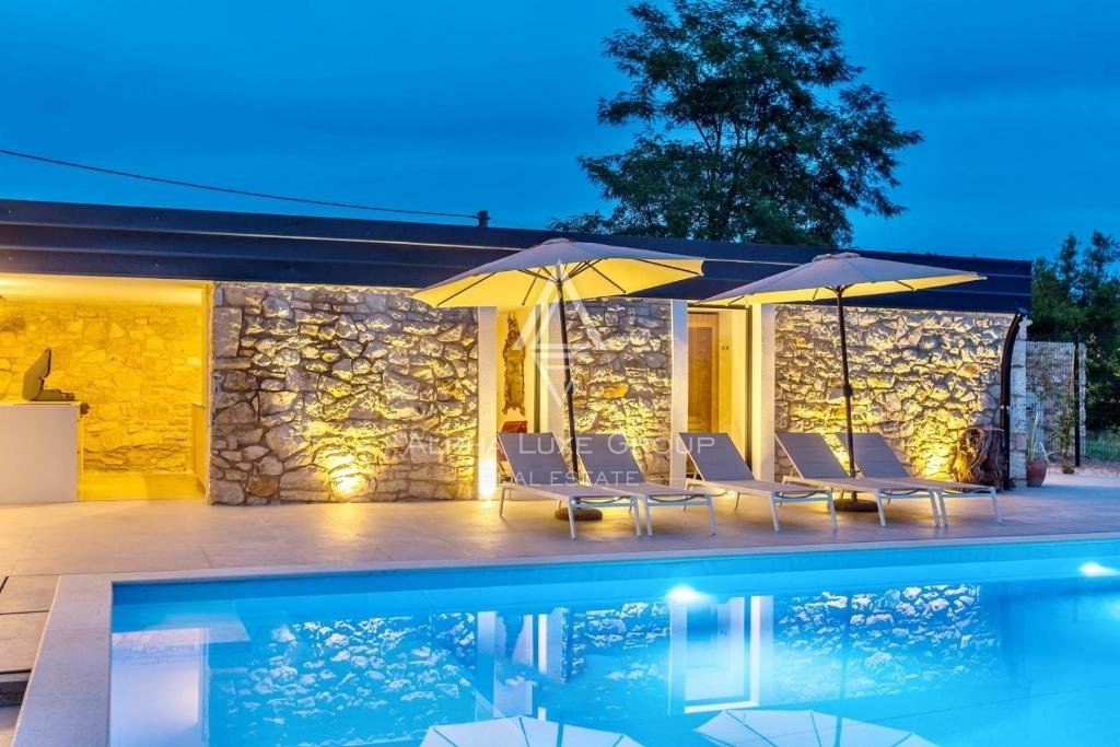 Istria, Brtonigla – Villa in pietra unica con piscina in vendita