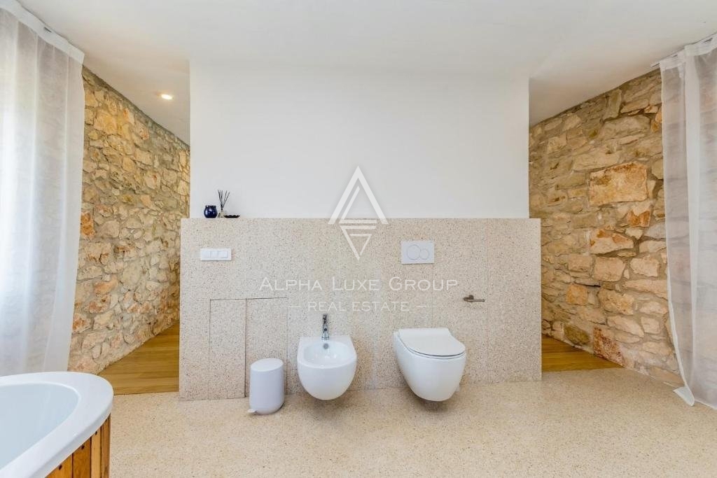 Istria, Brtonigla – Villa in pietra unica con piscina in vendita