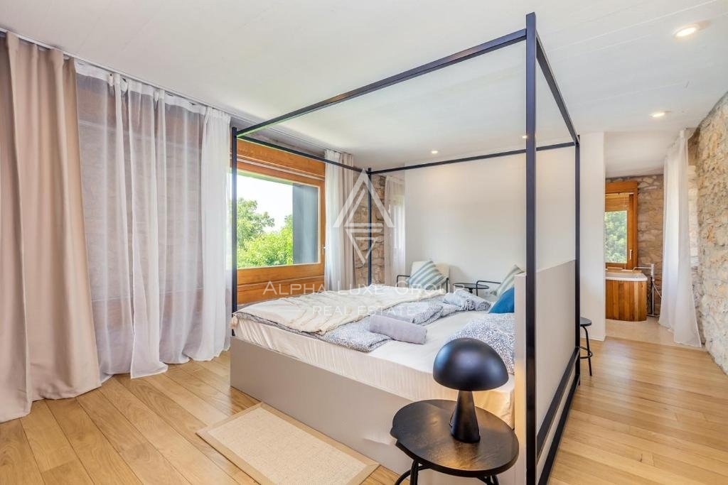 Istria, Brtonigla – Villa in pietra unica con piscina in vendita