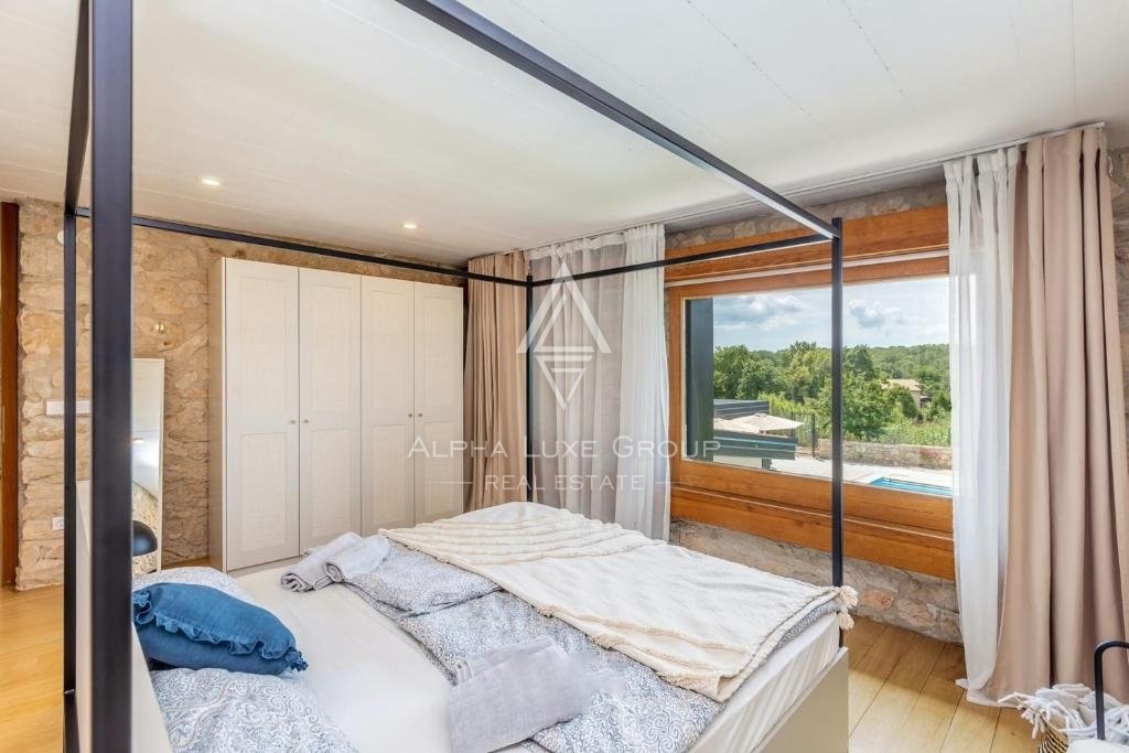 Istria, Brtonigla – Villa in pietra unica con piscina in vendita