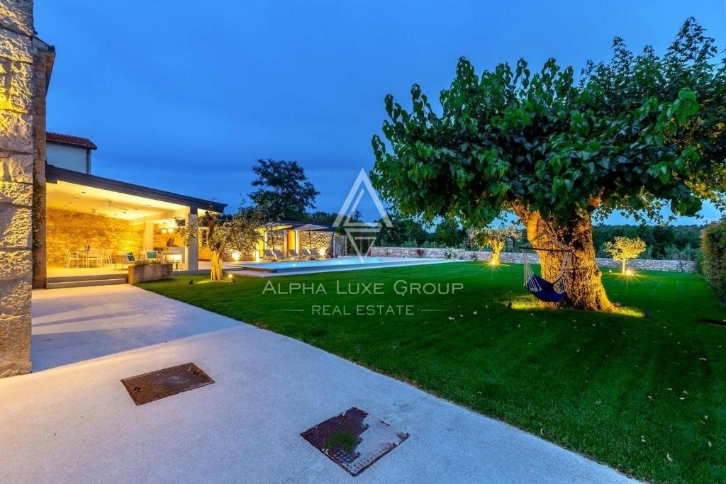 Istria, Brtonigla – Villa in pietra unica con piscina in vendita