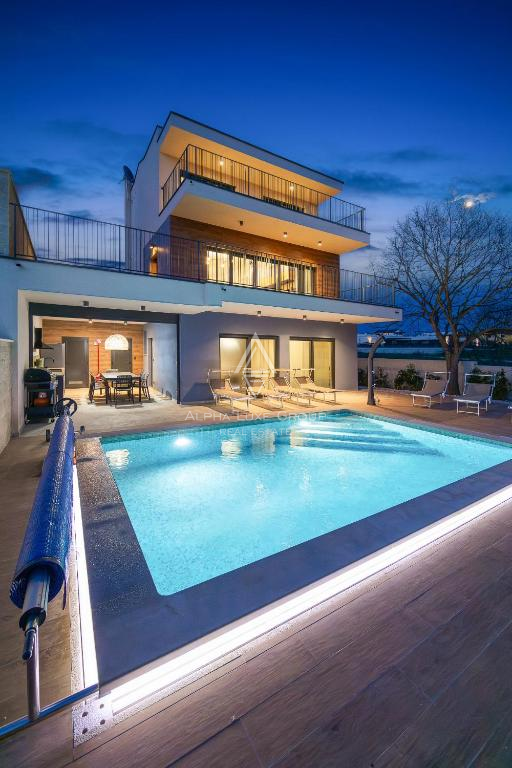 Istria, Banjole: Villa moderna vicino al mare