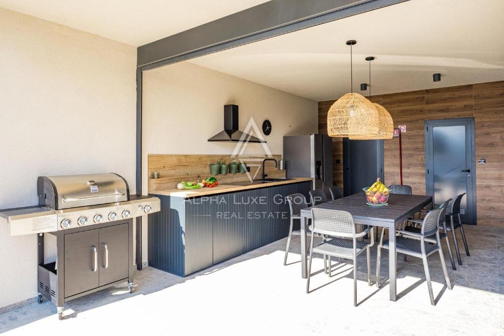 Istria, Banjole: Villa moderna vicino al mare