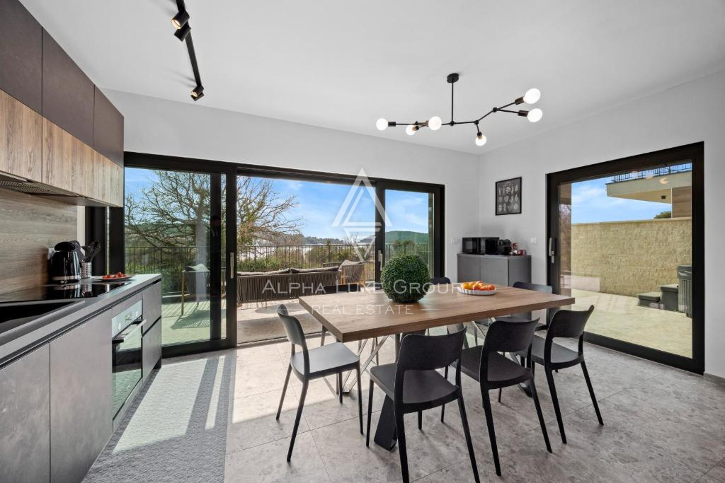 Istria, Banjole: Villa moderna vicino al mare