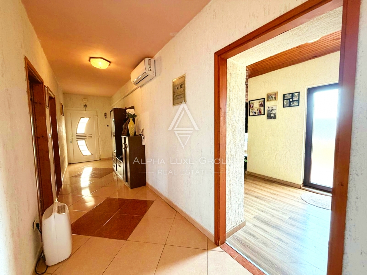 Istria, Parenzo: Casa con 3 appartamenti e terreno