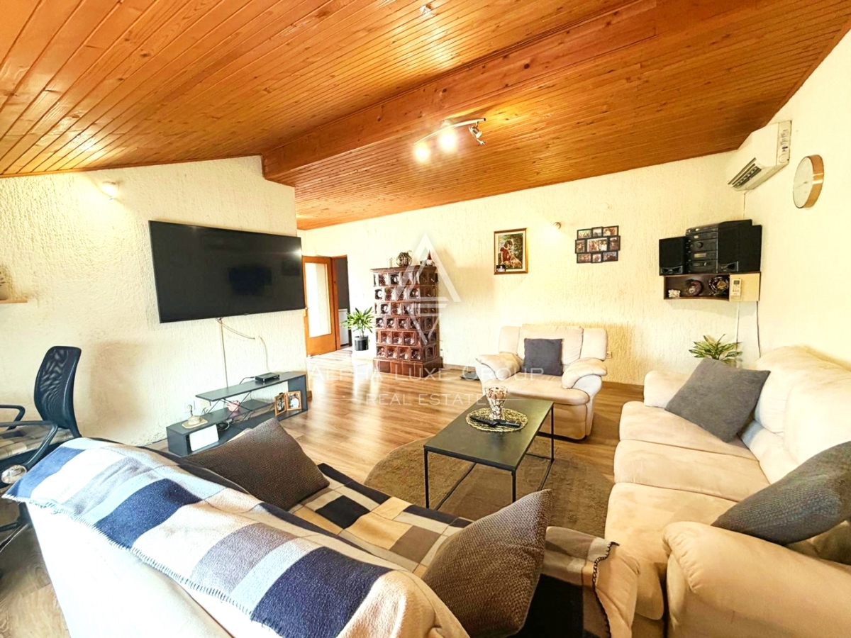 Istria, Parenzo: Casa con 3 appartamenti e terreno