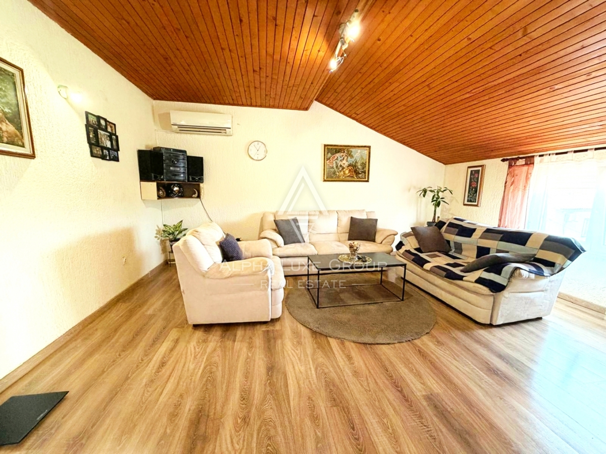 Istria, Parenzo: Casa con 3 appartamenti e terreno