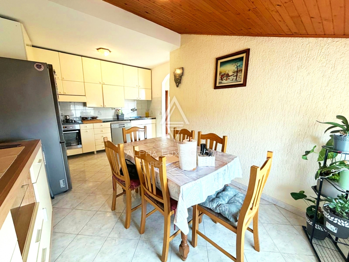 Istria, Parenzo: Casa con 3 appartamenti e terreno