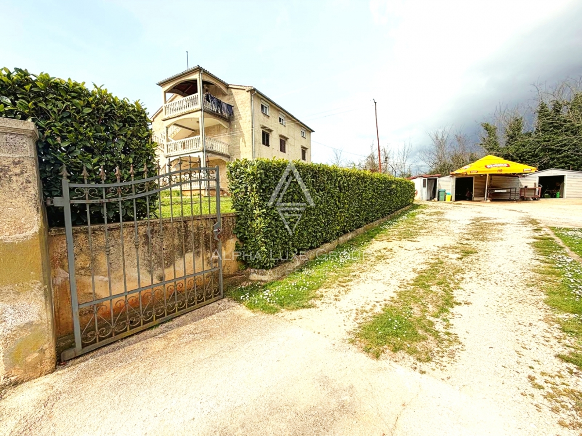 Istria, Parenzo: Casa con 3 appartamenti e terreno