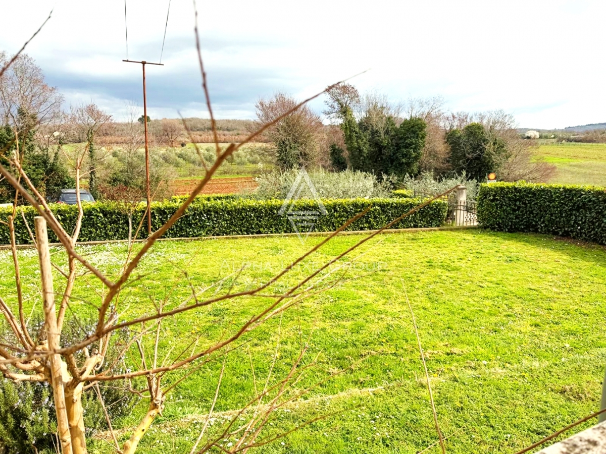 Istria, Parenzo: Casa con 3 appartamenti e terreno