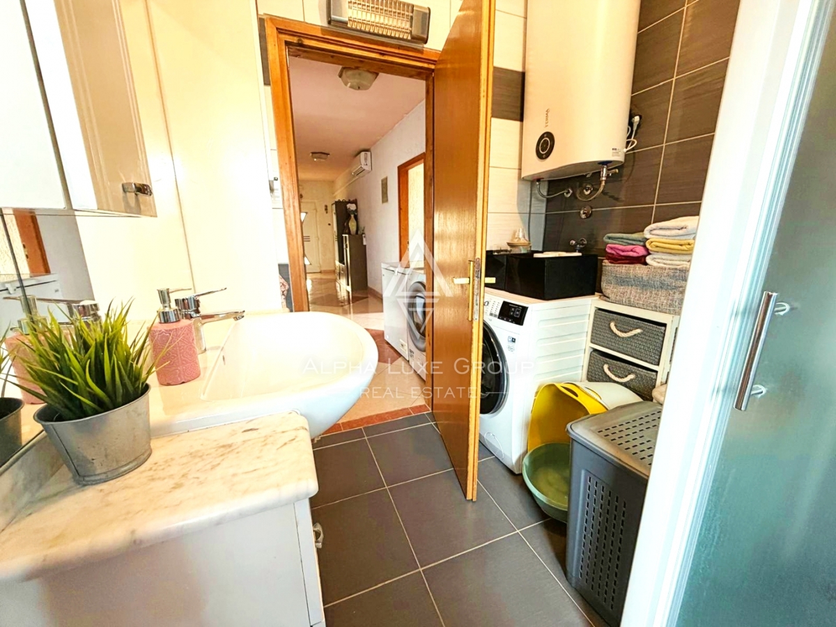 Istria, Parenzo: Casa con 3 appartamenti e terreno