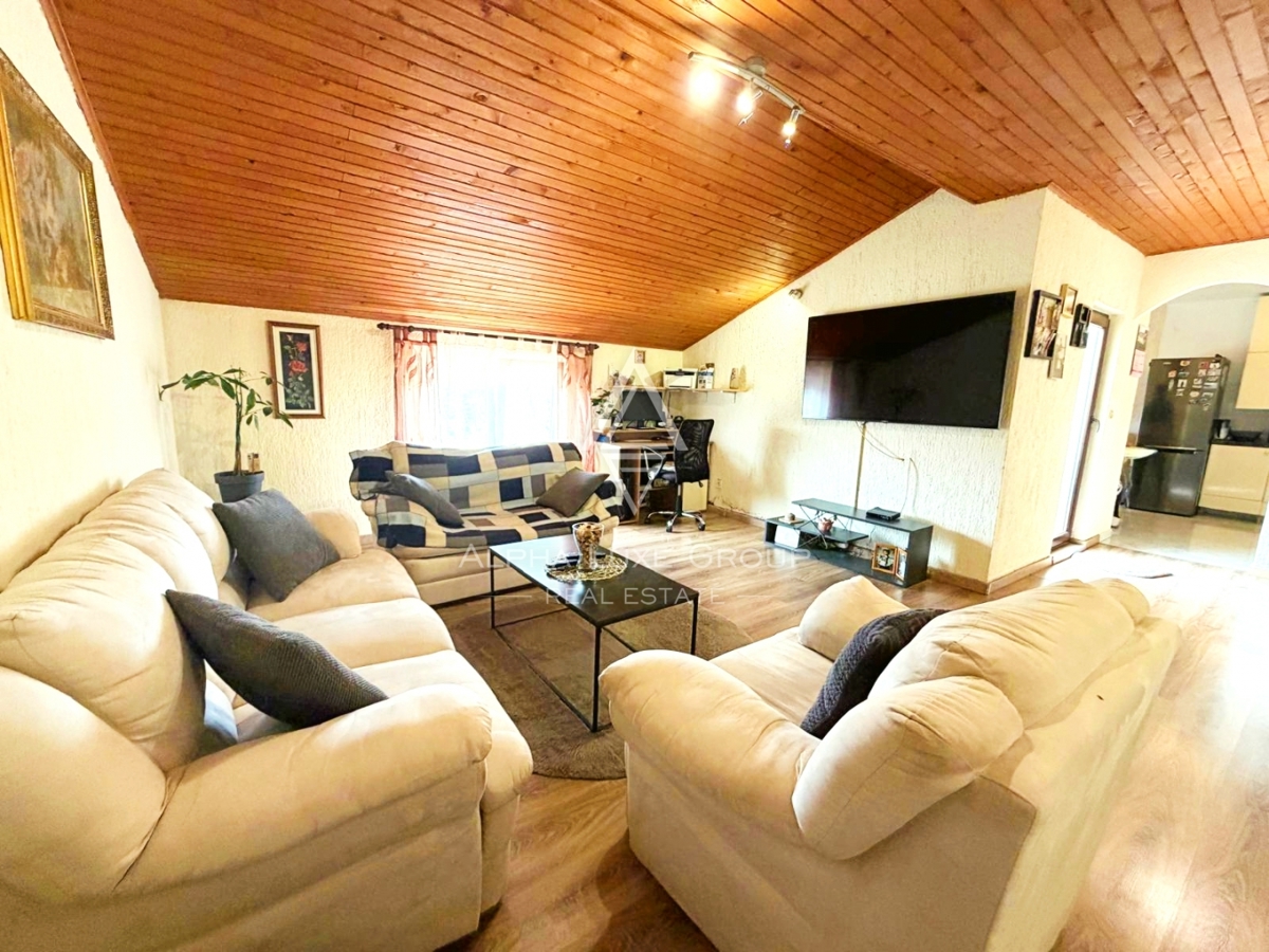 Istria, Parenzo: Casa con 3 appartamenti e terreno