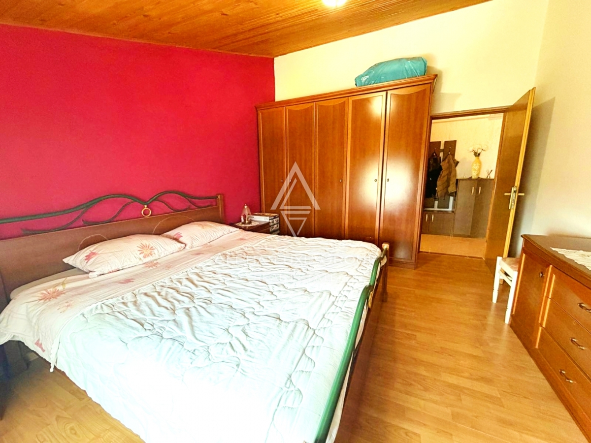 Istria, Parenzo: Casa con 3 appartamenti e terreno