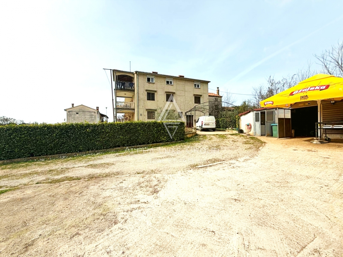 Istria, Parenzo: Casa con 3 appartamenti e terreno