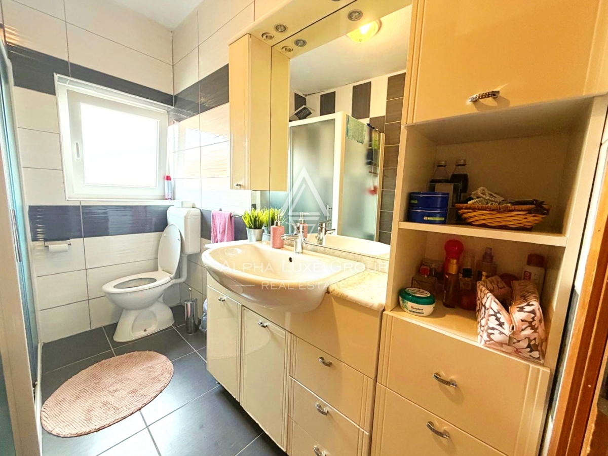 Istria, Parenzo: Casa con 3 appartamenti e terreno