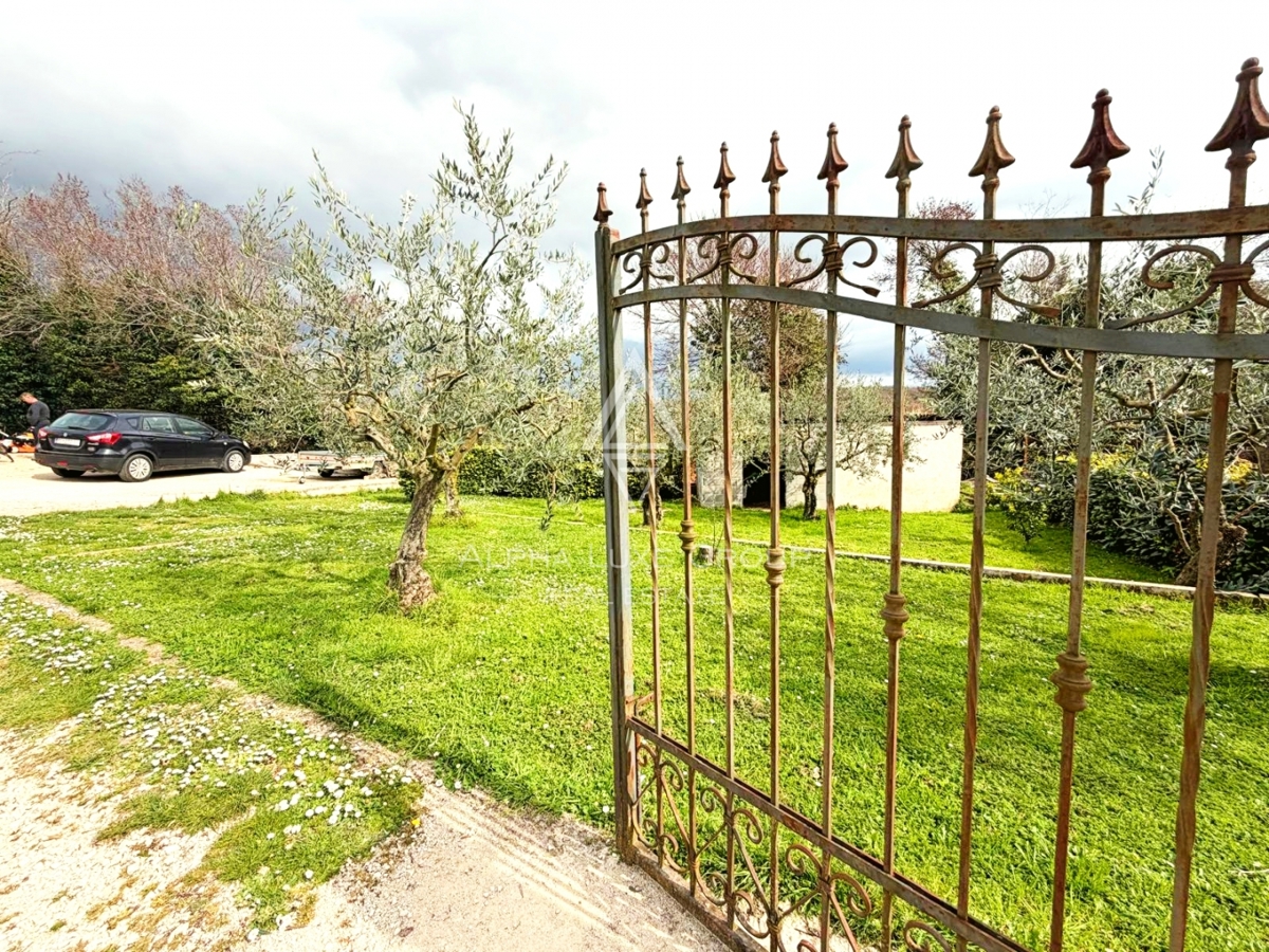 Istria, Parenzo: Casa con 3 appartamenti e terreno