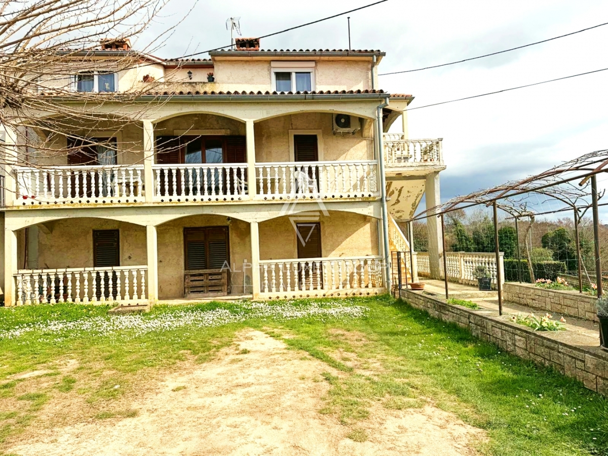 Istria, Parenzo: Casa con 3 appartamenti e terreno