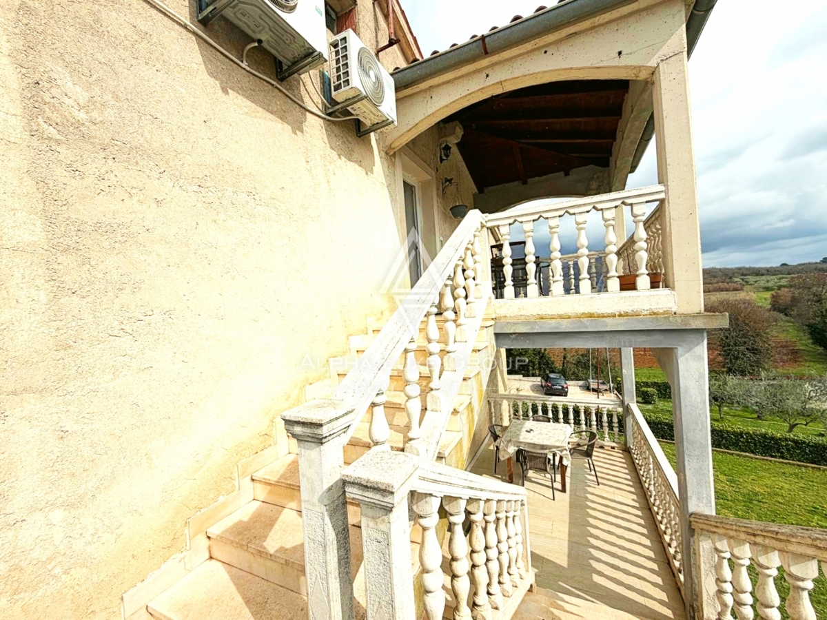 Istria, Parenzo: Casa con 3 appartamenti e terreno