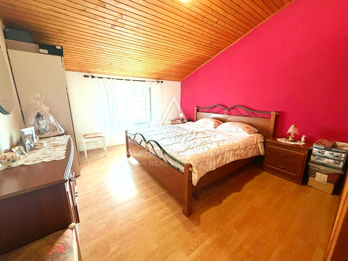 Istria, Parenzo: Casa con 3 appartamenti e terreno