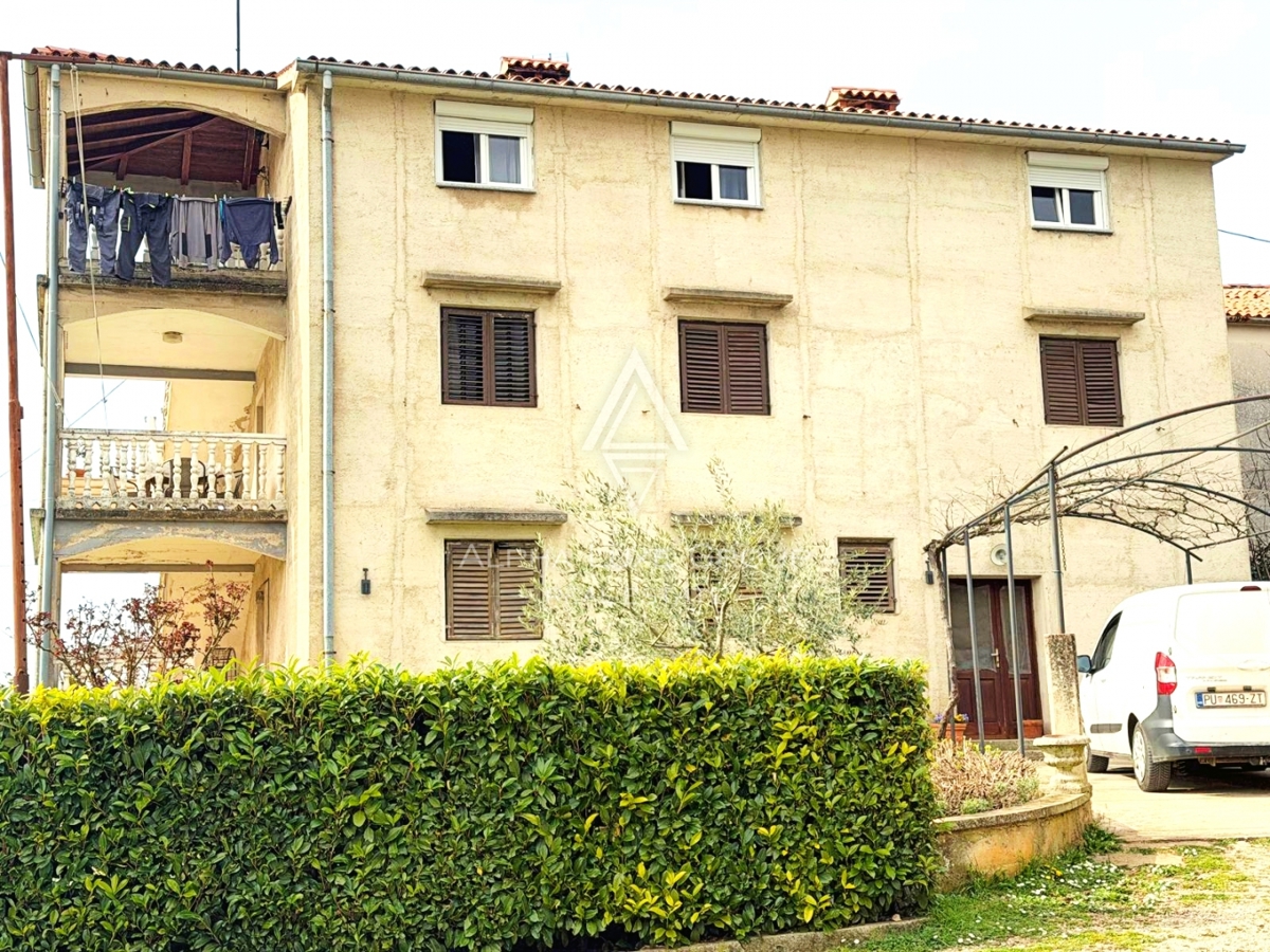Istria, Parenzo: Casa con 3 appartamenti e terreno