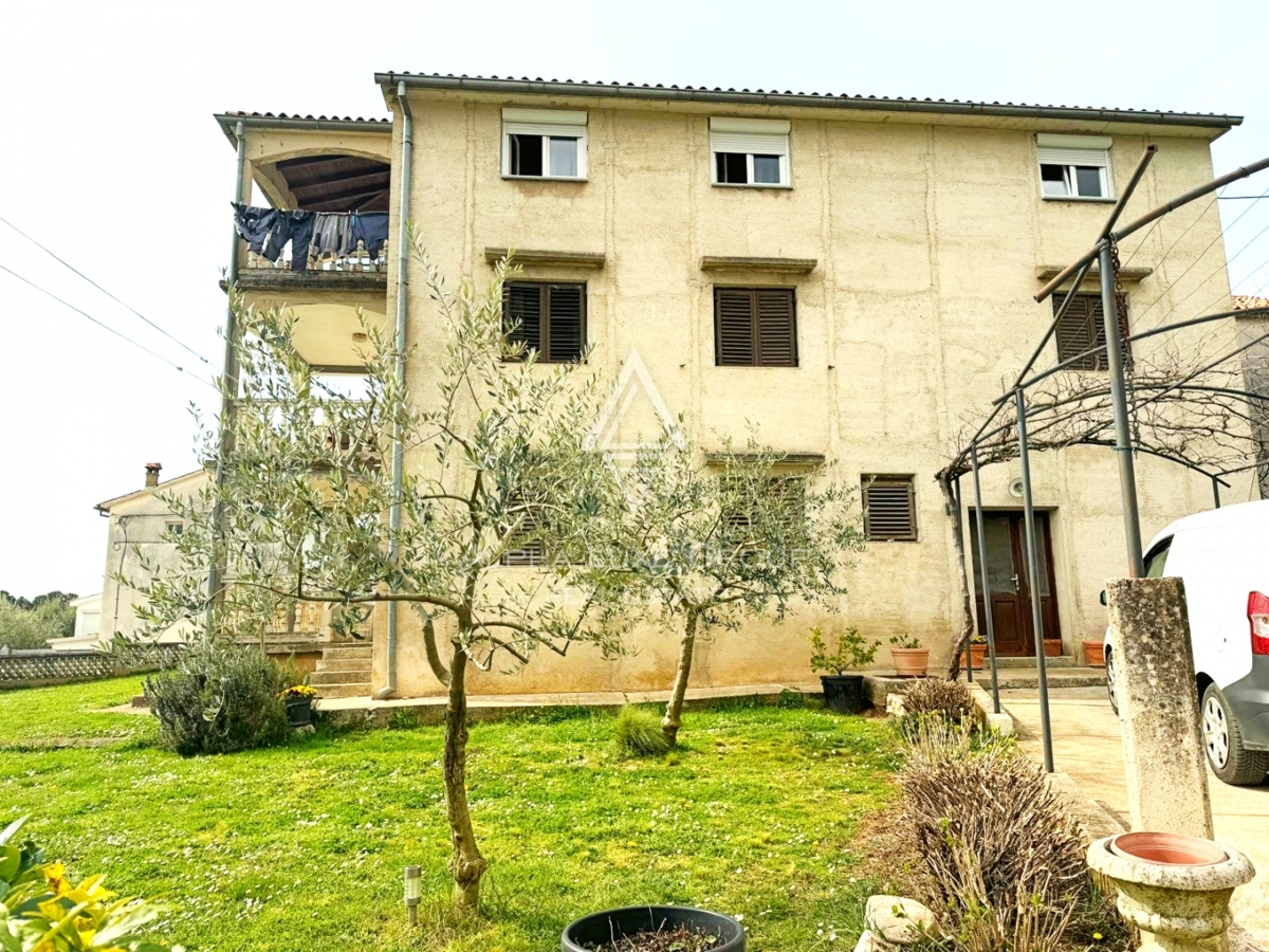 Istria, Parenzo: Casa con 3 appartamenti e terreno