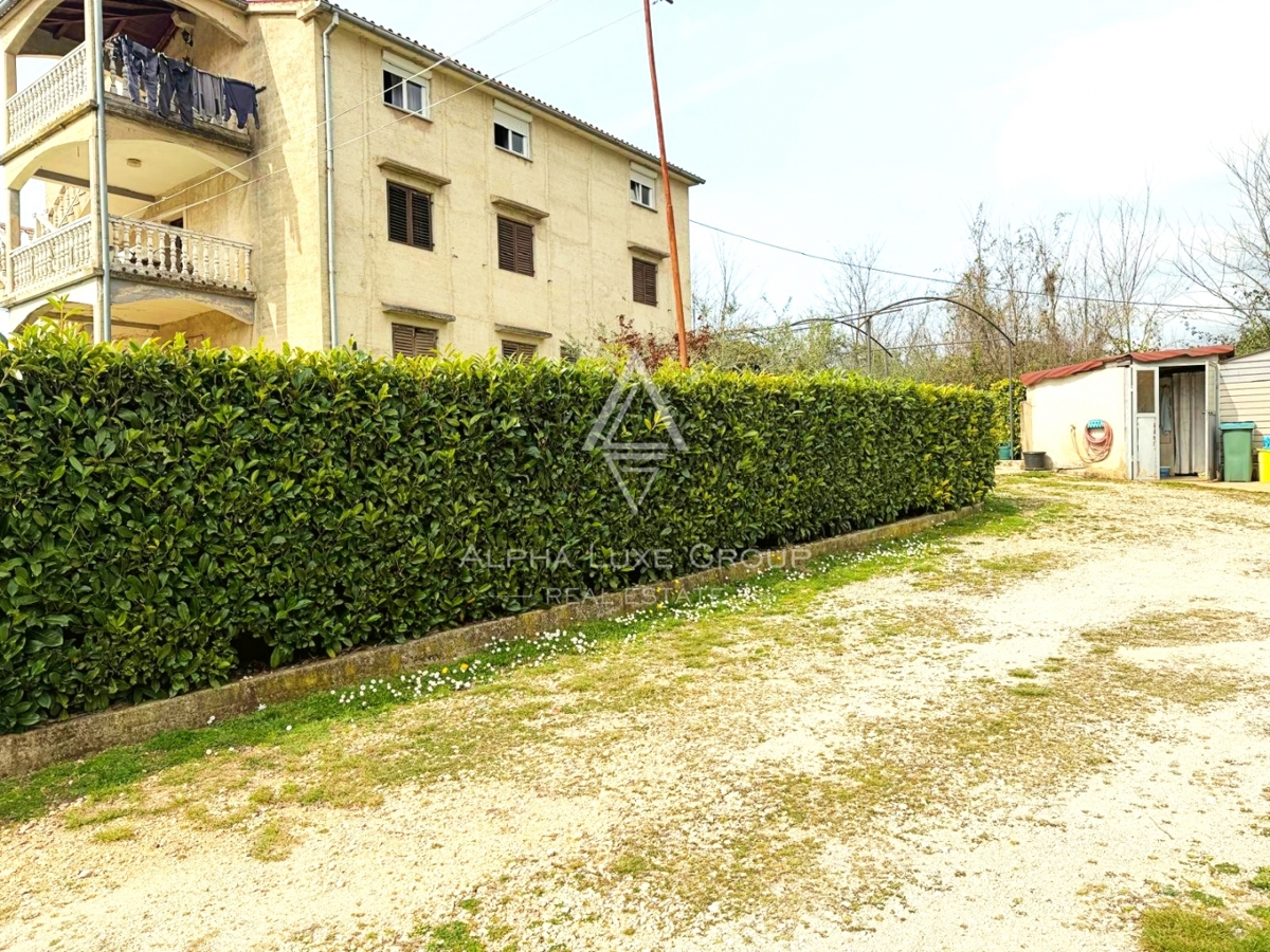 Istria, Parenzo: Casa con 3 appartamenti e terreno