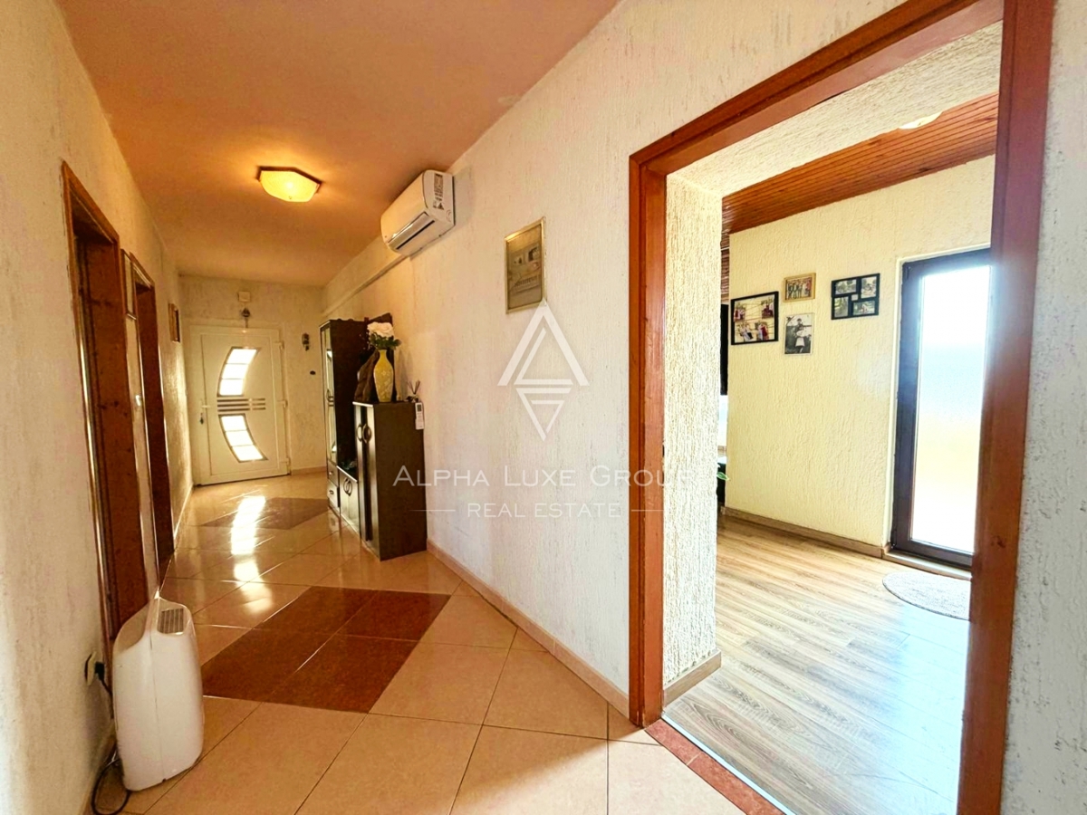 Istria, Parenzo: Casa con 3 appartamenti e terreno