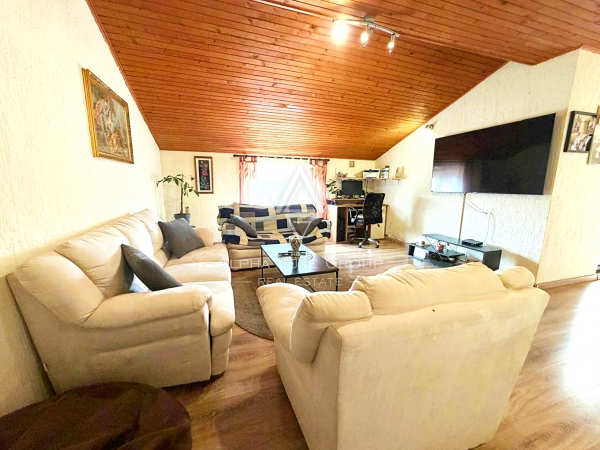 Istria, Parenzo: Casa con 3 appartamenti e terreno