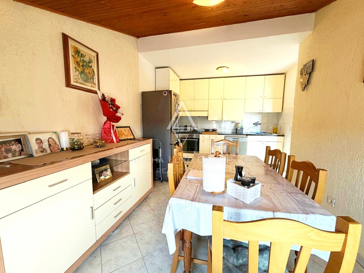 Istria, Parenzo: Casa con 3 appartamenti e terreno