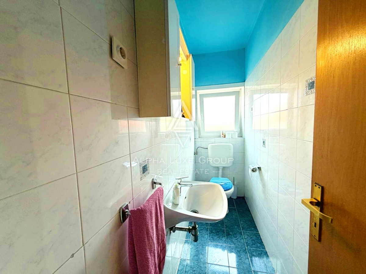 Istria, Parenzo: Casa con 3 appartamenti e terreno