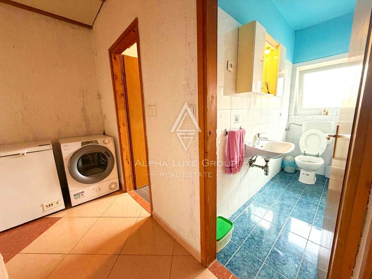 Istria, Parenzo: Casa con 3 appartamenti e terreno