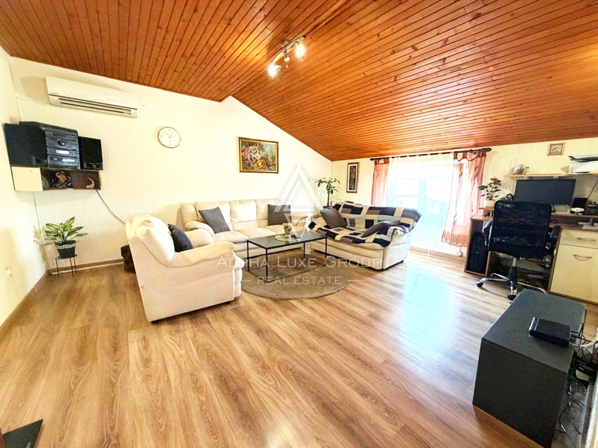 Istria, Parenzo: Casa con 3 appartamenti e terreno